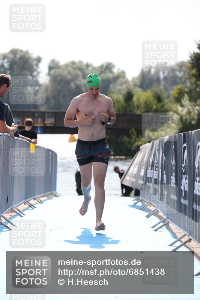 25.08.2024 - Elbe Triathlon Hamburg H.Heesch http://msf.ph/oto/6851438 25.08.2024 15:25:38 Schwimmen  meine-sportfotos.de