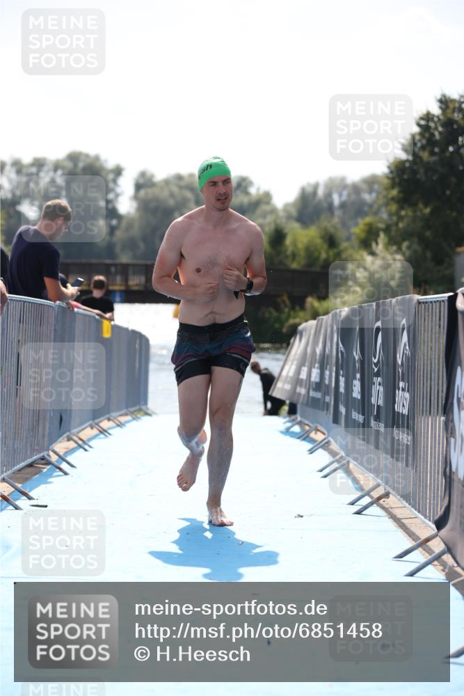 25.08.2024 - Elbe Triathlon Hamburg H.Heesch http://msf.ph/oto/6851458 25.08.2024 15:25:39 Schwimmen  meine-sportfotos.de