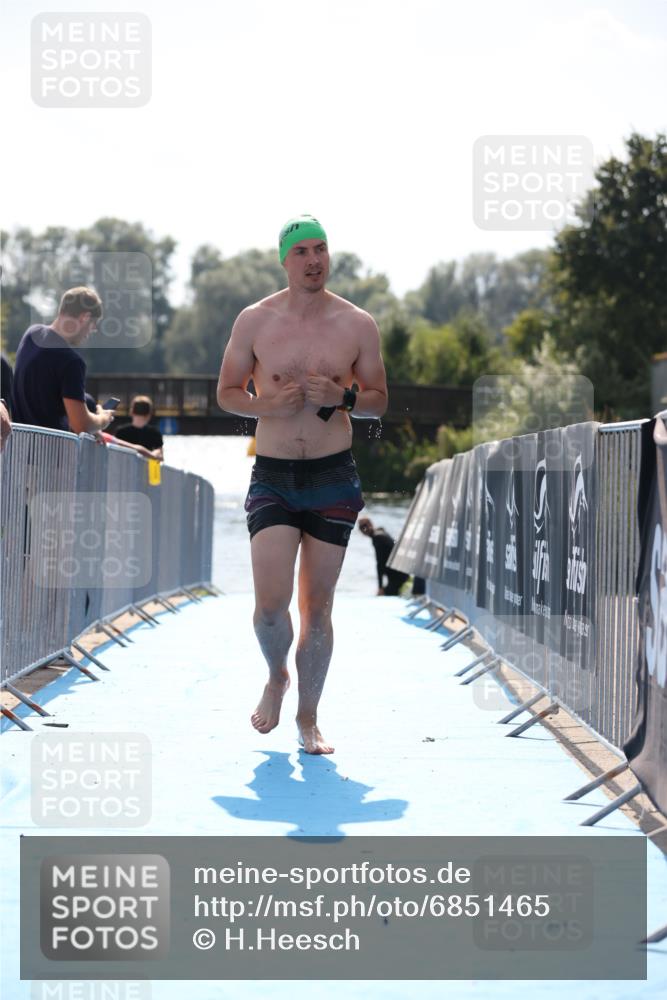 25.08.2024 - Elbe Triathlon Hamburg H.Heesch http://msf.ph/oto/6851465 25.08.2024 15:25:39 Schwimmen  meine-sportfotos.de