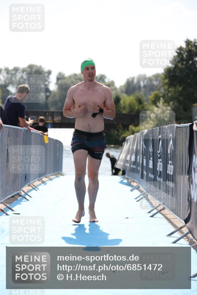 25.08.2024 - Elbe Triathlon Hamburg H.Heesch http://msf.ph/oto/6851472 25.08.2024 15:25:39 Schwimmen  meine-sportfotos.de