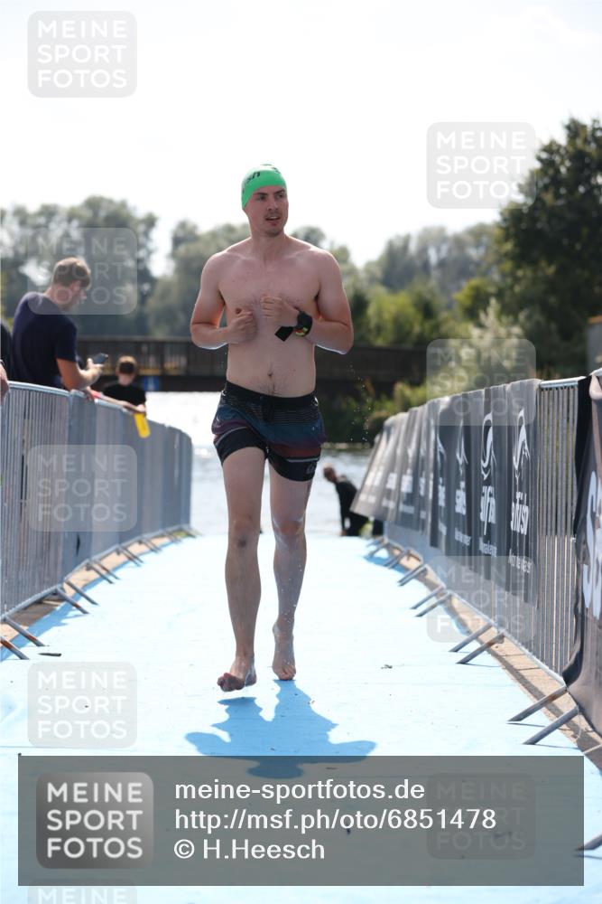 25.08.2024 - Elbe Triathlon Hamburg H.Heesch http://msf.ph/oto/6851478 25.08.2024 15:25:39 Schwimmen  meine-sportfotos.de