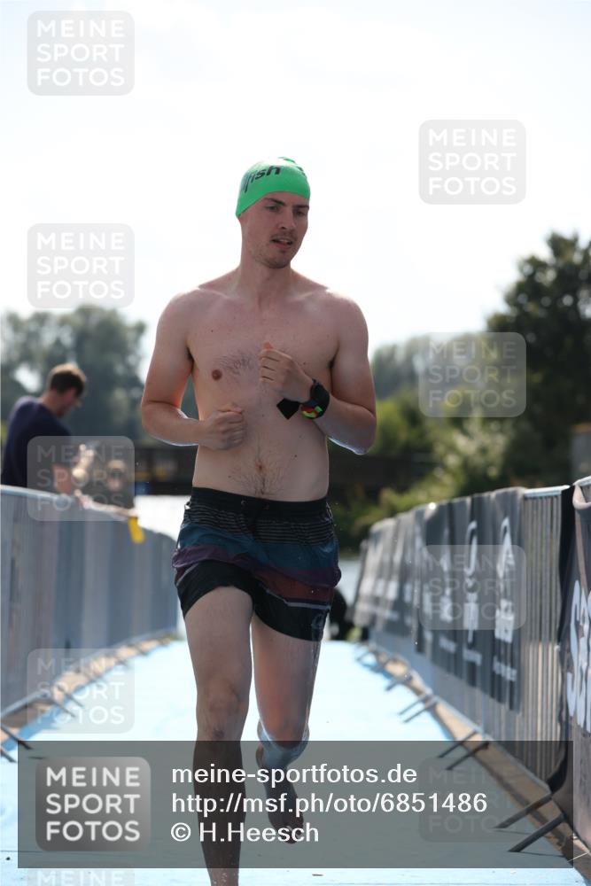 25.08.2024 - Elbe Triathlon Hamburg H.Heesch http://msf.ph/oto/6851486 25.08.2024 15:25:40 Schwimmen  meine-sportfotos.de
