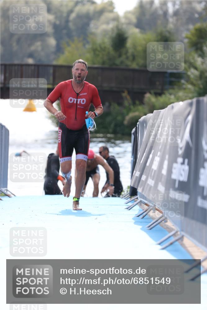 25.08.2024 - Elbe Triathlon Hamburg H.Heesch http://msf.ph/oto/6851549 25.08.2024 15:26:52 Schwimmen  meine-sportfotos.de
