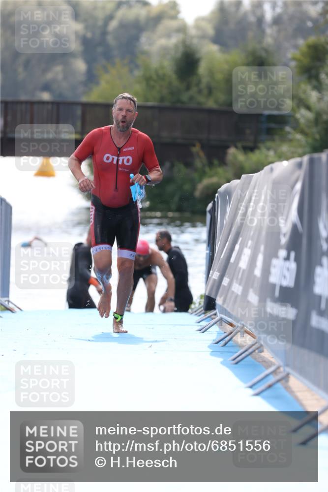 25.08.2024 - Elbe Triathlon Hamburg H.Heesch http://msf.ph/oto/6851556 25.08.2024 15:26:52 Schwimmen  meine-sportfotos.de