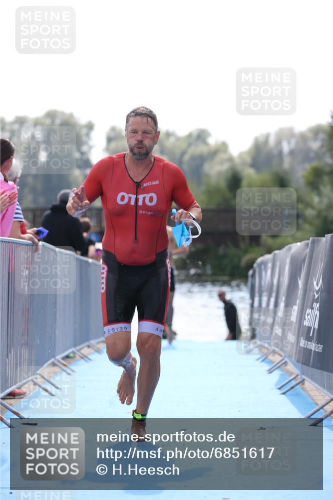 25.08.2024 - Elbe Triathlon Hamburg H.Heesch http://msf.ph/oto/6851617 25.08.2024 15:26:56 Schwimmen  meine-sportfotos.de