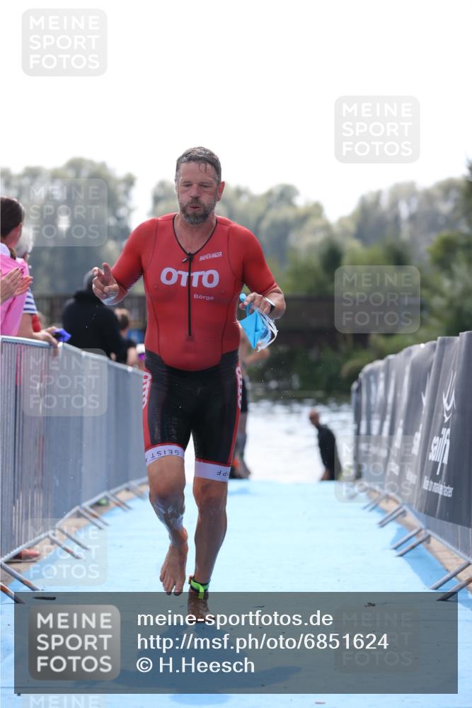 25.08.2024 - Elbe Triathlon Hamburg H.Heesch http://msf.ph/oto/6851624 25.08.2024 15:26:56 Schwimmen  meine-sportfotos.de