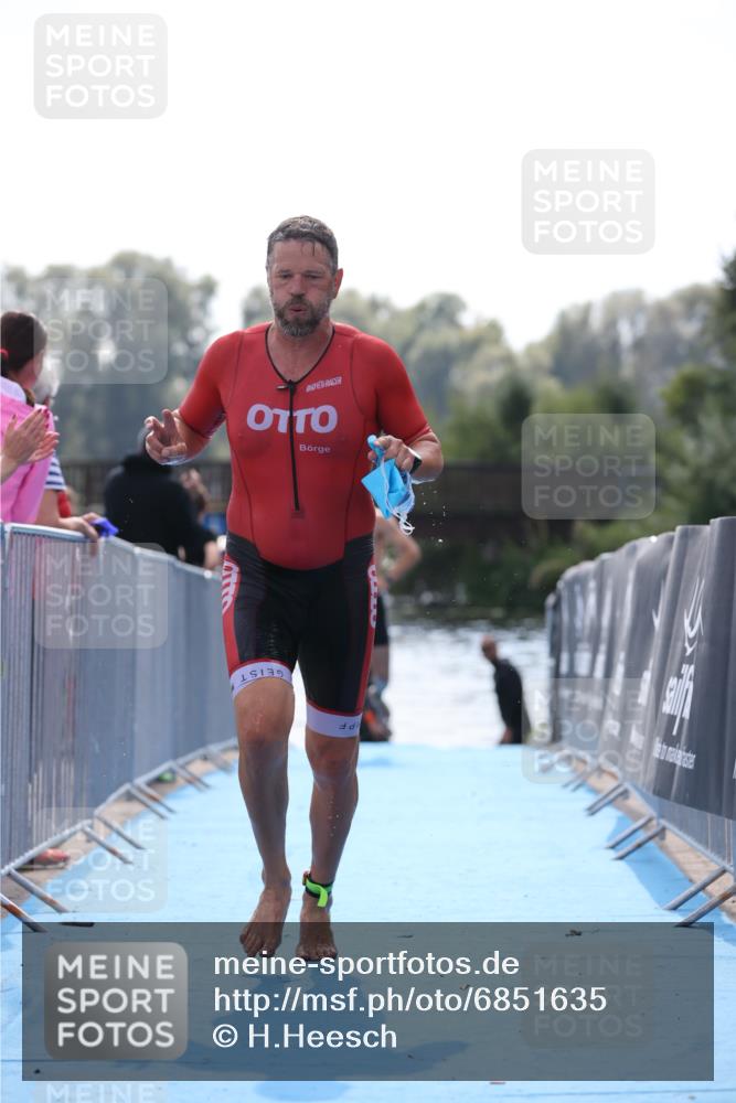 25.08.2024 - Elbe Triathlon Hamburg H.Heesch http://msf.ph/oto/6851635 25.08.2024 15:26:56 Schwimmen  meine-sportfotos.de