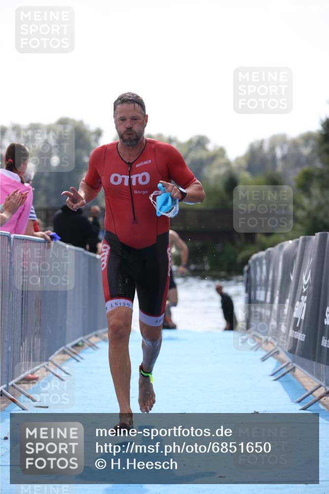 25.08.2024 - Elbe Triathlon Hamburg H.Heesch http://msf.ph/oto/6851650 25.08.2024 15:26:56 Schwimmen  meine-sportfotos.de