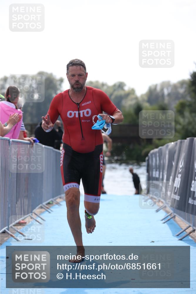 25.08.2024 - Elbe Triathlon Hamburg H.Heesch http://msf.ph/oto/6851661 25.08.2024 15:26:56 Schwimmen  meine-sportfotos.de
