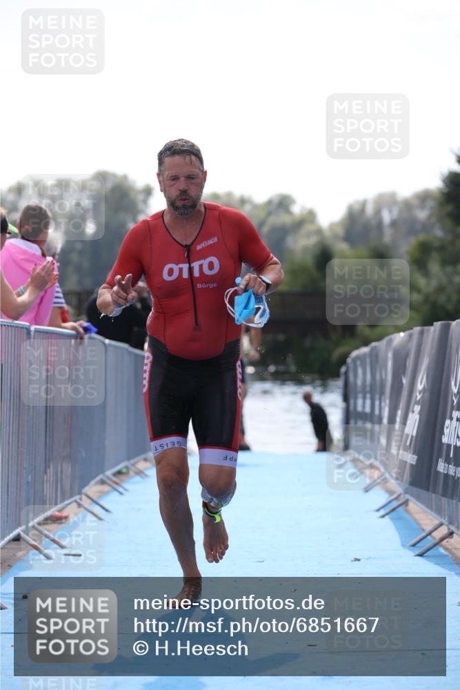 25.08.2024 - Elbe Triathlon Hamburg H.Heesch http://msf.ph/oto/6851667 25.08.2024 15:26:56 Schwimmen  meine-sportfotos.de