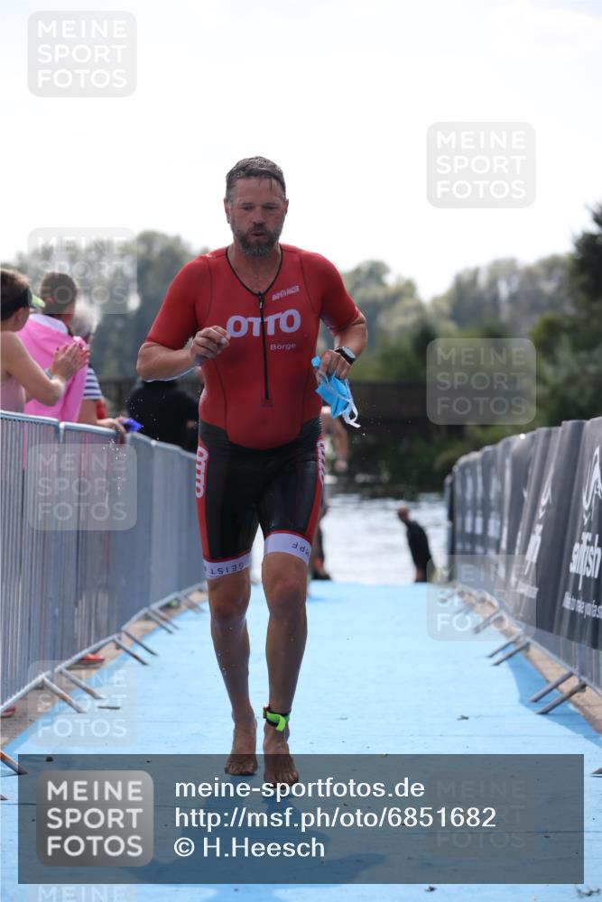25.08.2024 - Elbe Triathlon Hamburg H.Heesch http://msf.ph/oto/6851682 25.08.2024 15:26:56 Schwimmen  meine-sportfotos.de
