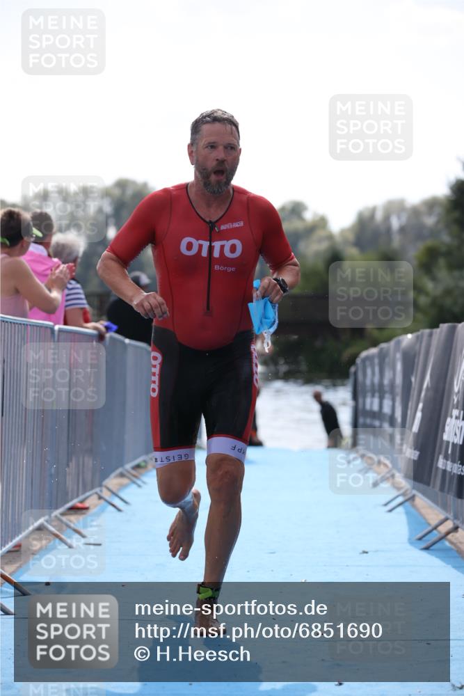 25.08.2024 - Elbe Triathlon Hamburg H.Heesch http://msf.ph/oto/6851690 25.08.2024 15:26:56 Schwimmen  meine-sportfotos.de