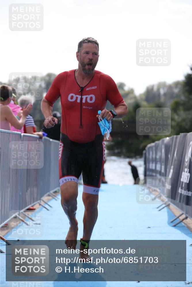 25.08.2024 - Elbe Triathlon Hamburg H.Heesch http://msf.ph/oto/6851703 25.08.2024 15:26:56 Schwimmen  meine-sportfotos.de