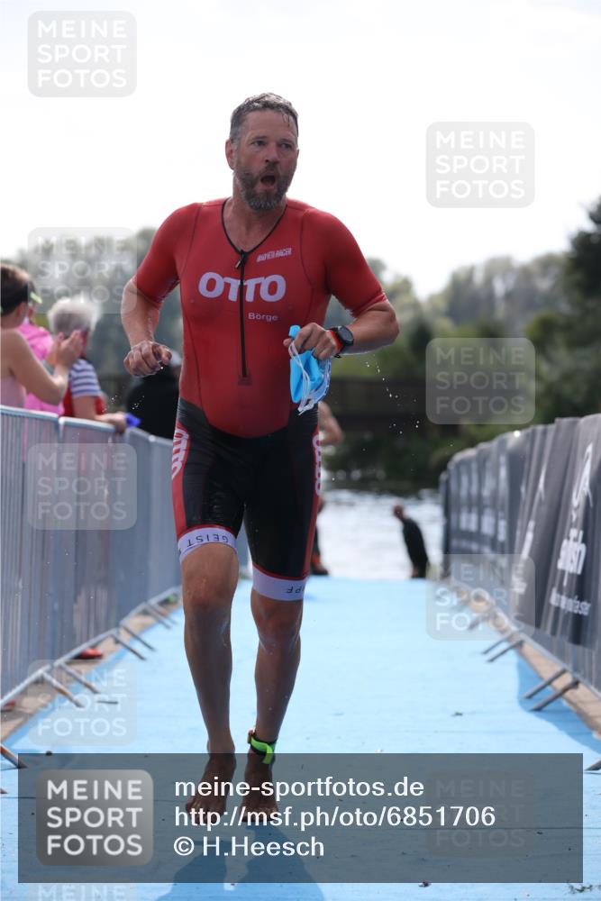 25.08.2024 - Elbe Triathlon Hamburg H.Heesch http://msf.ph/oto/6851706 25.08.2024 15:26:56 Schwimmen  meine-sportfotos.de