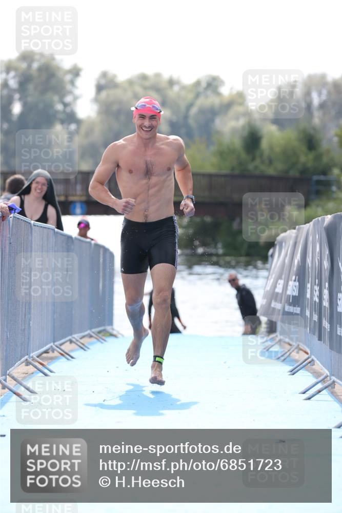 25.08.2024 - Elbe Triathlon Hamburg H.Heesch http://msf.ph/oto/6851723 25.08.2024 15:26:59 Schwimmen  meine-sportfotos.de