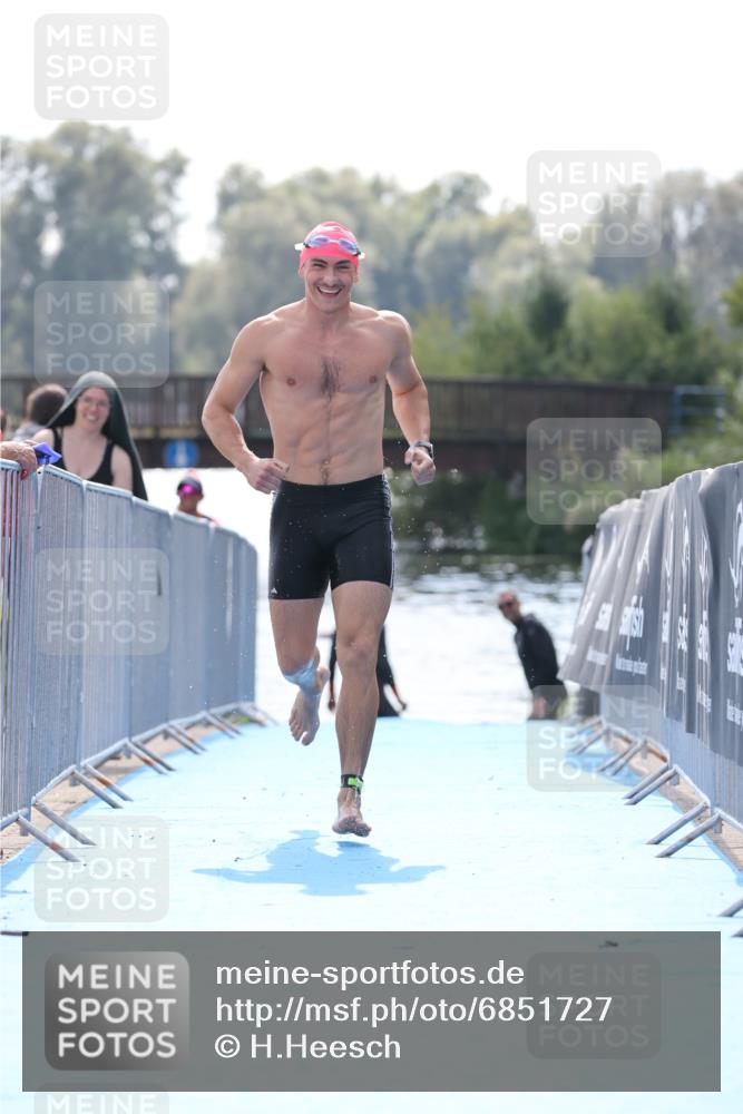 25.08.2024 - Elbe Triathlon Hamburg H.Heesch http://msf.ph/oto/6851727 25.08.2024 15:26:59 Schwimmen  meine-sportfotos.de