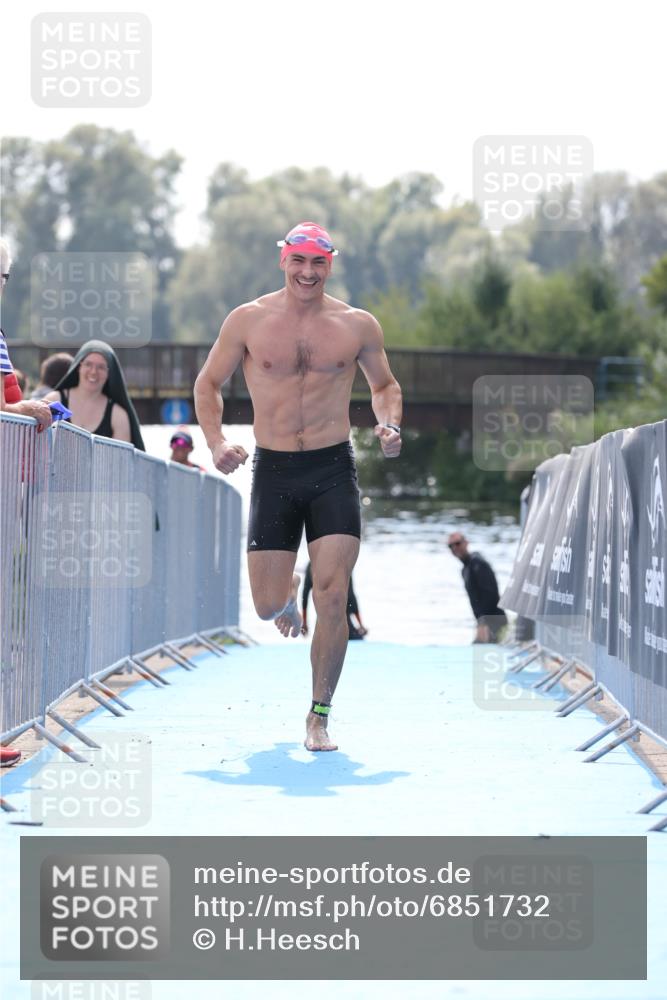 25.08.2024 - Elbe Triathlon Hamburg H.Heesch http://msf.ph/oto/6851732 25.08.2024 15:26:59 Schwimmen  meine-sportfotos.de