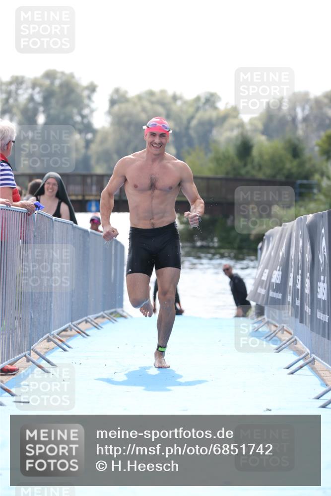 25.08.2024 - Elbe Triathlon Hamburg H.Heesch http://msf.ph/oto/6851742 25.08.2024 15:26:59 Schwimmen  meine-sportfotos.de