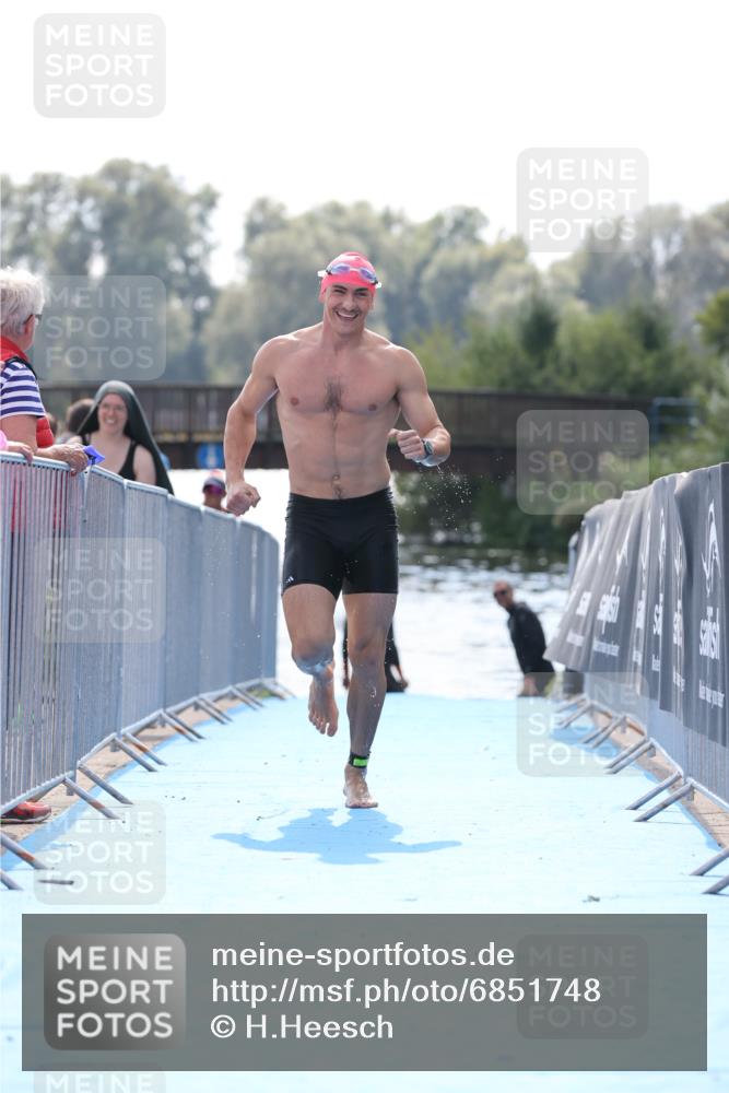 25.08.2024 - Elbe Triathlon Hamburg H.Heesch http://msf.ph/oto/6851748 25.08.2024 15:26:59 Schwimmen  meine-sportfotos.de