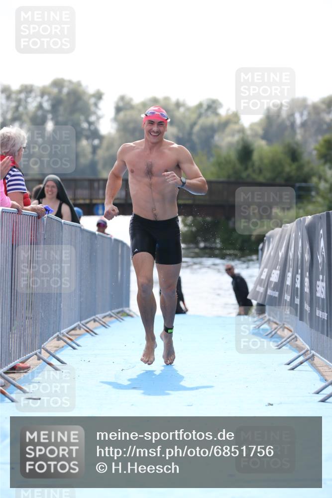 25.08.2024 - Elbe Triathlon Hamburg H.Heesch http://msf.ph/oto/6851756 25.08.2024 15:26:59 Schwimmen  meine-sportfotos.de