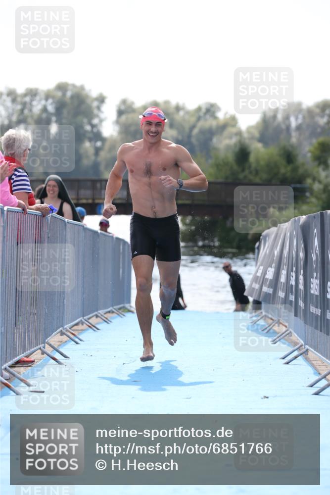 25.08.2024 - Elbe Triathlon Hamburg H.Heesch http://msf.ph/oto/6851766 25.08.2024 15:26:59 Schwimmen  meine-sportfotos.de