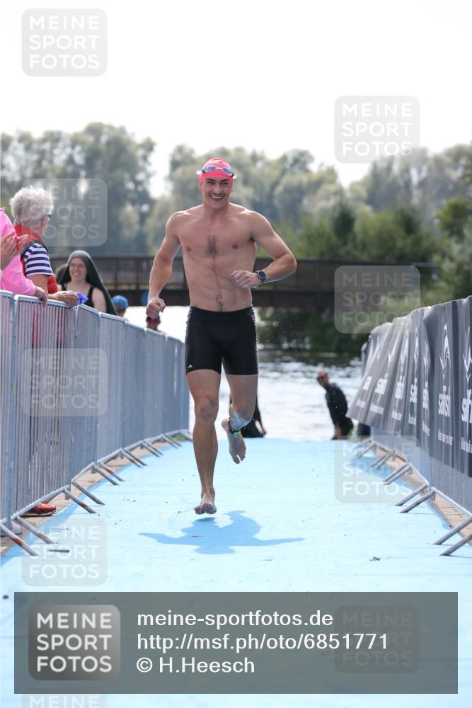 25.08.2024 - Elbe Triathlon Hamburg H.Heesch http://msf.ph/oto/6851771 25.08.2024 15:26:59 Schwimmen  meine-sportfotos.de