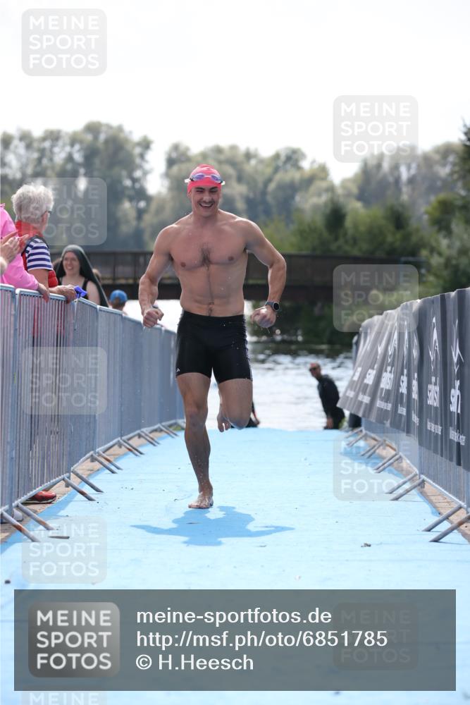 25.08.2024 - Elbe Triathlon Hamburg H.Heesch http://msf.ph/oto/6851785 25.08.2024 15:26:59 Schwimmen  meine-sportfotos.de