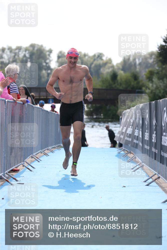 25.08.2024 - Elbe Triathlon Hamburg H.Heesch http://msf.ph/oto/6851812 25.08.2024 15:27:00 Schwimmen  meine-sportfotos.de