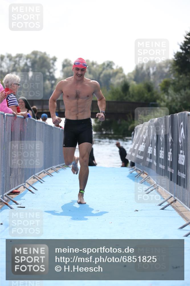 25.08.2024 - Elbe Triathlon Hamburg H.Heesch http://msf.ph/oto/6851825 25.08.2024 15:27:00 Schwimmen  meine-sportfotos.de