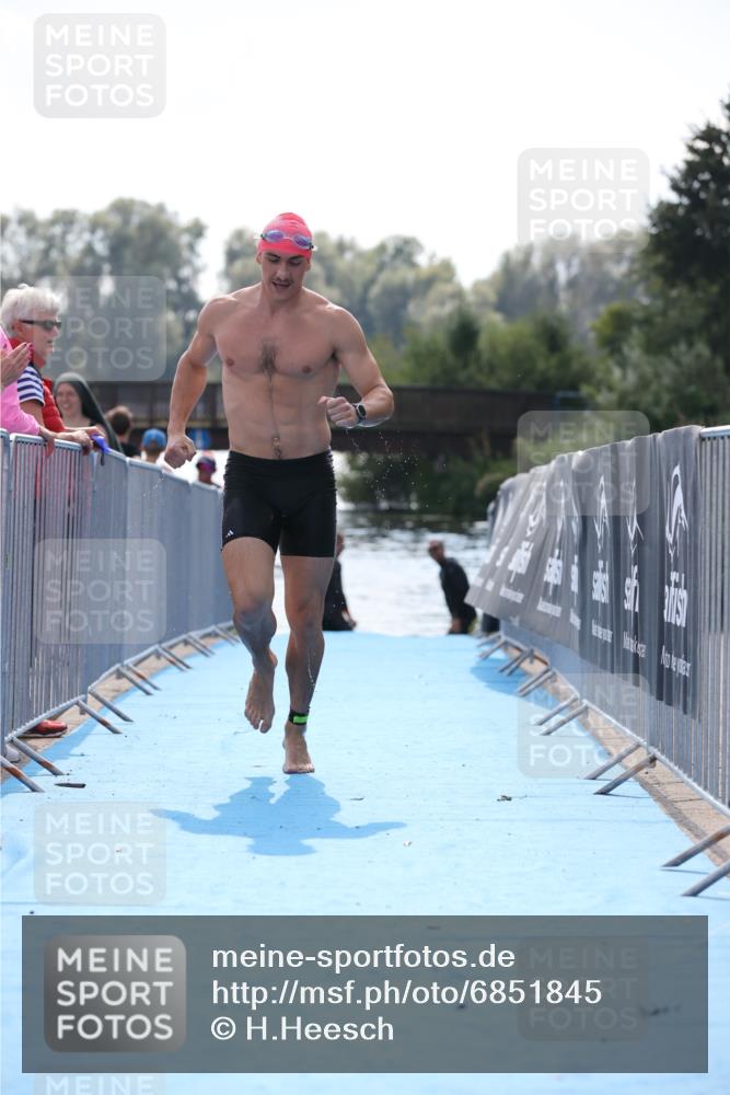 25.08.2024 - Elbe Triathlon Hamburg H.Heesch http://msf.ph/oto/6851845 25.08.2024 15:27:00 Schwimmen  meine-sportfotos.de