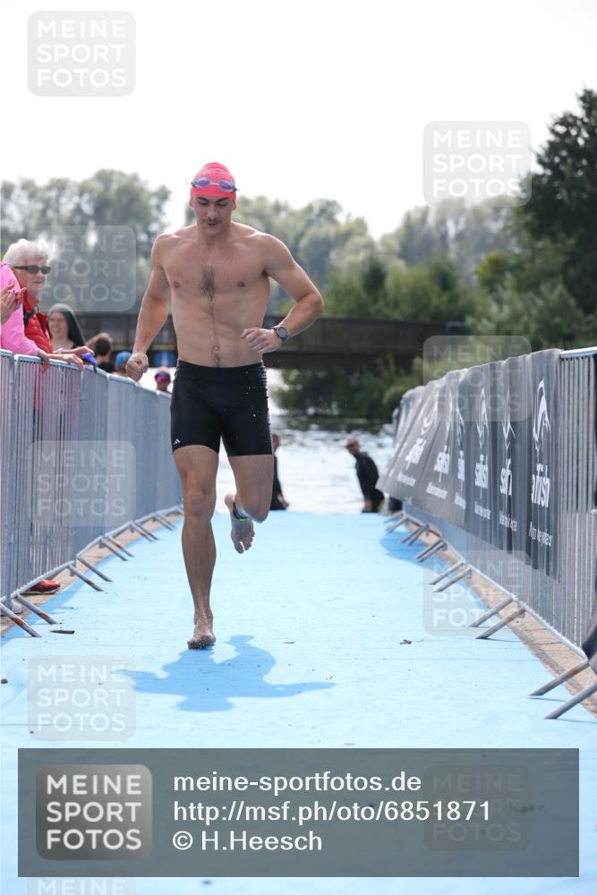 25.08.2024 - Elbe Triathlon Hamburg H.Heesch http://msf.ph/oto/6851871 25.08.2024 15:27:00 Schwimmen  meine-sportfotos.de
