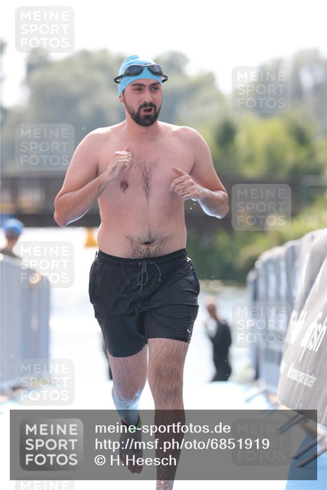 25.08.2024 - Elbe Triathlon Hamburg H.Heesch http://msf.ph/oto/6851919 25.08.2024 15:27:31 Schwimmen  meine-sportfotos.de
