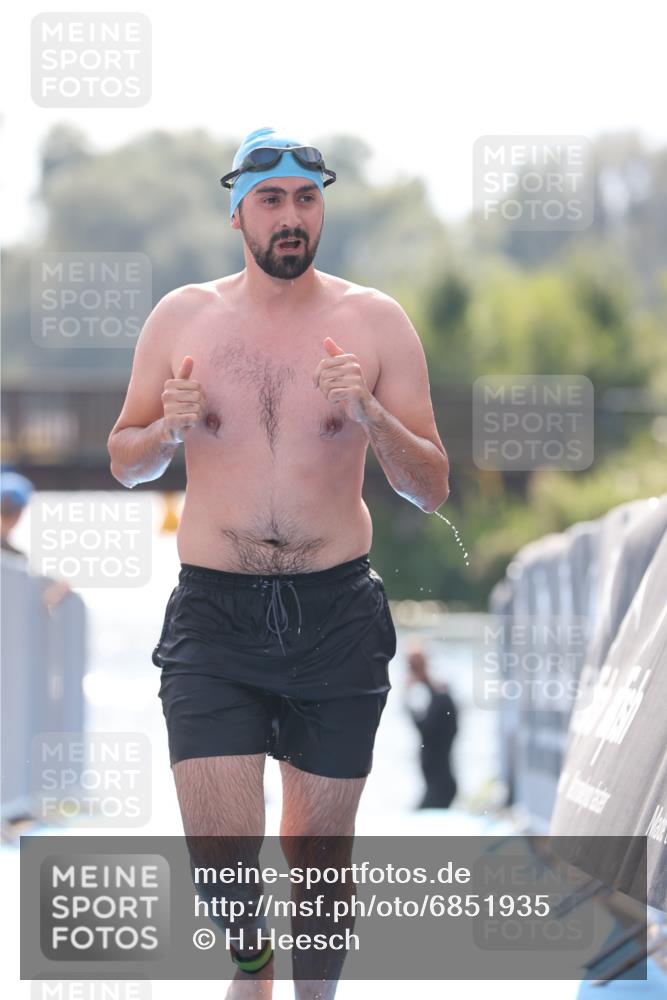 25.08.2024 - Elbe Triathlon Hamburg H.Heesch http://msf.ph/oto/6851935 25.08.2024 15:27:31 Schwimmen  meine-sportfotos.de