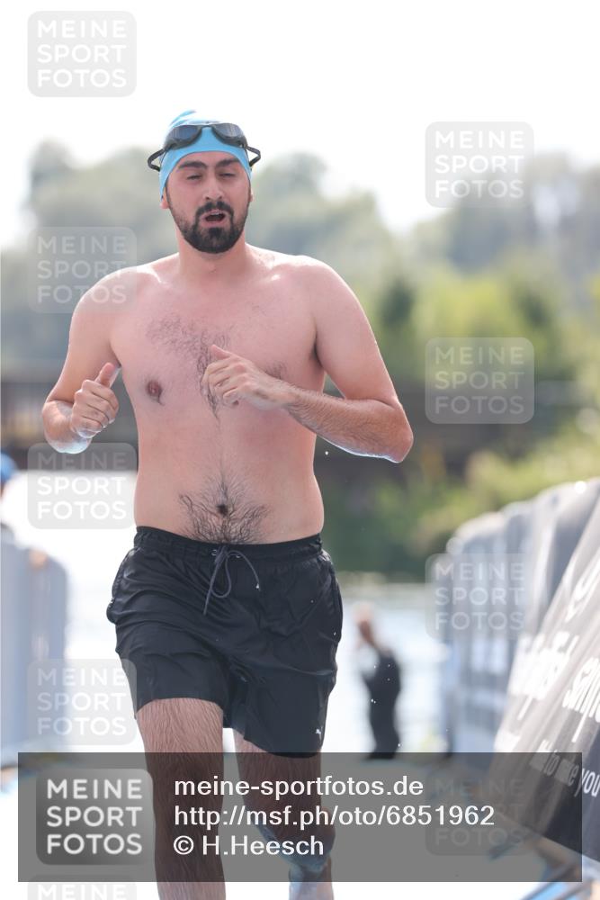 25.08.2024 - Elbe Triathlon Hamburg H.Heesch http://msf.ph/oto/6851962 25.08.2024 15:27:32 Schwimmen  meine-sportfotos.de