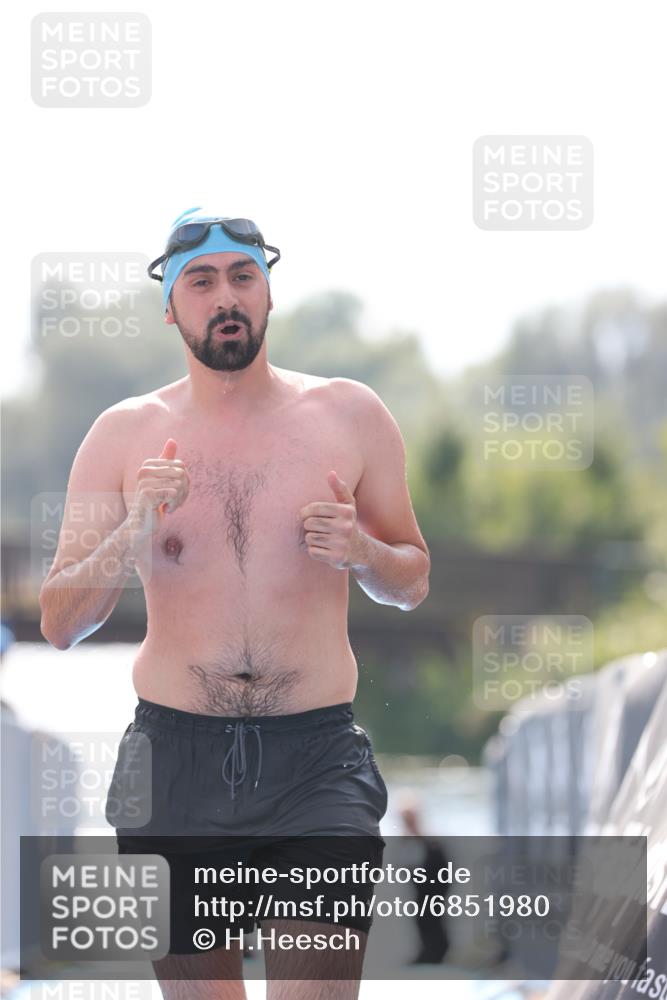 25.08.2024 - Elbe Triathlon Hamburg H.Heesch http://msf.ph/oto/6851980 25.08.2024 15:27:32 Schwimmen  meine-sportfotos.de