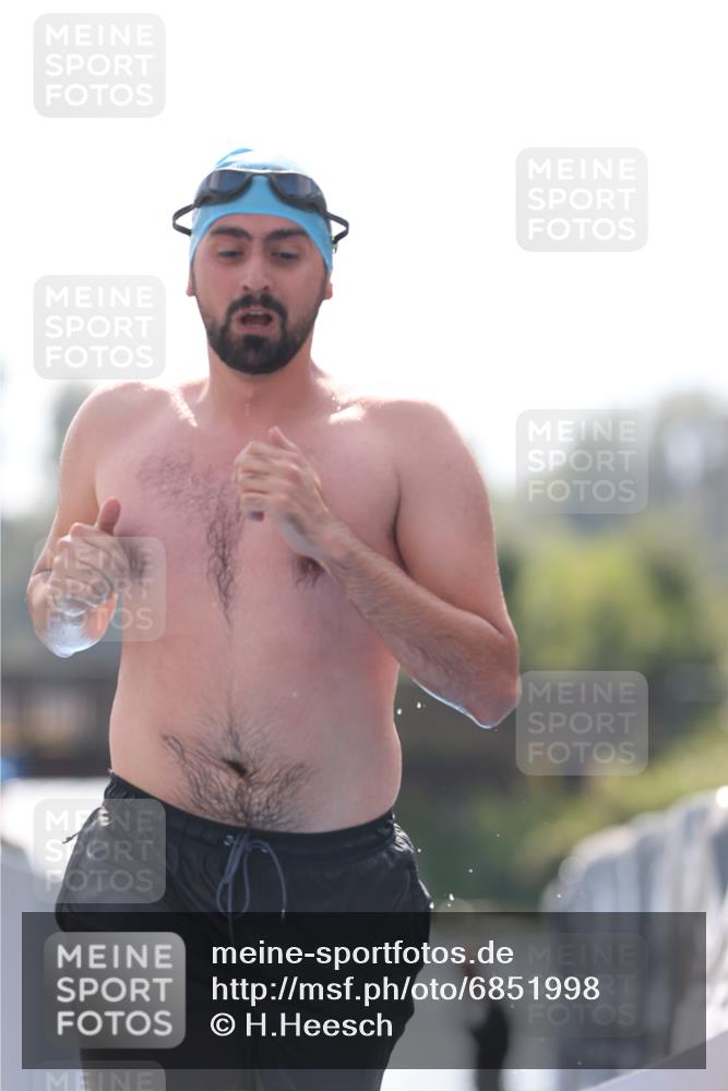 25.08.2024 - Elbe Triathlon Hamburg H.Heesch http://msf.ph/oto/6851998 25.08.2024 15:27:32 Schwimmen  meine-sportfotos.de