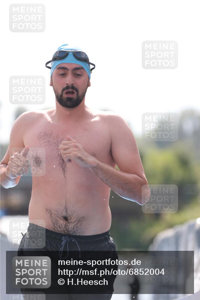 25.08.2024 - Elbe Triathlon Hamburg H.Heesch http://msf.ph/oto/6852004 25.08.2024 15:27:32 Schwimmen  meine-sportfotos.de