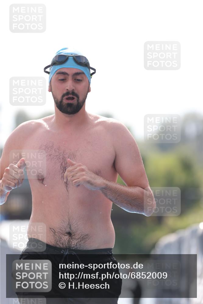 25.08.2024 - Elbe Triathlon Hamburg H.Heesch http://msf.ph/oto/6852009 25.08.2024 15:27:32 Schwimmen  meine-sportfotos.de