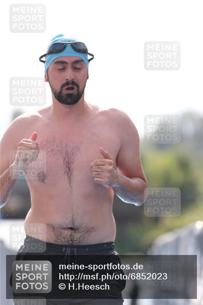 25.08.2024 - Elbe Triathlon Hamburg H.Heesch http://msf.ph/oto/6852023 25.08.2024 15:27:32 Schwimmen  meine-sportfotos.de