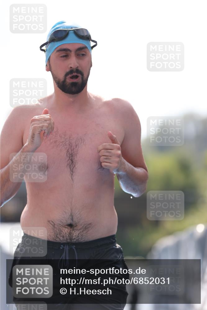 25.08.2024 - Elbe Triathlon Hamburg H.Heesch http://msf.ph/oto/6852031 25.08.2024 15:27:32 Schwimmen  meine-sportfotos.de