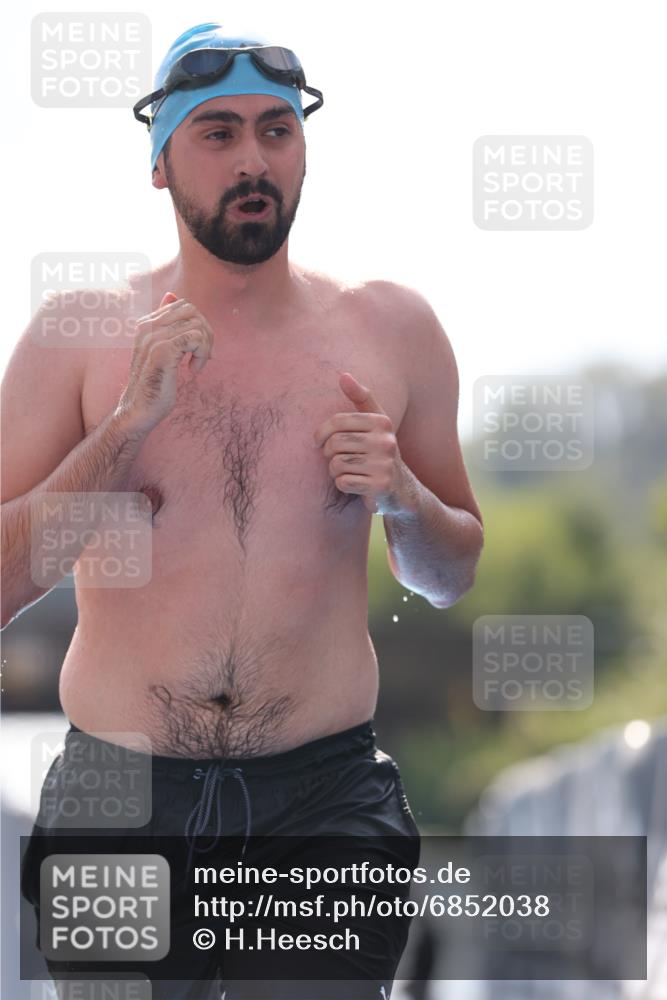 25.08.2024 - Elbe Triathlon Hamburg H.Heesch http://msf.ph/oto/6852038 25.08.2024 15:27:32 Schwimmen  meine-sportfotos.de