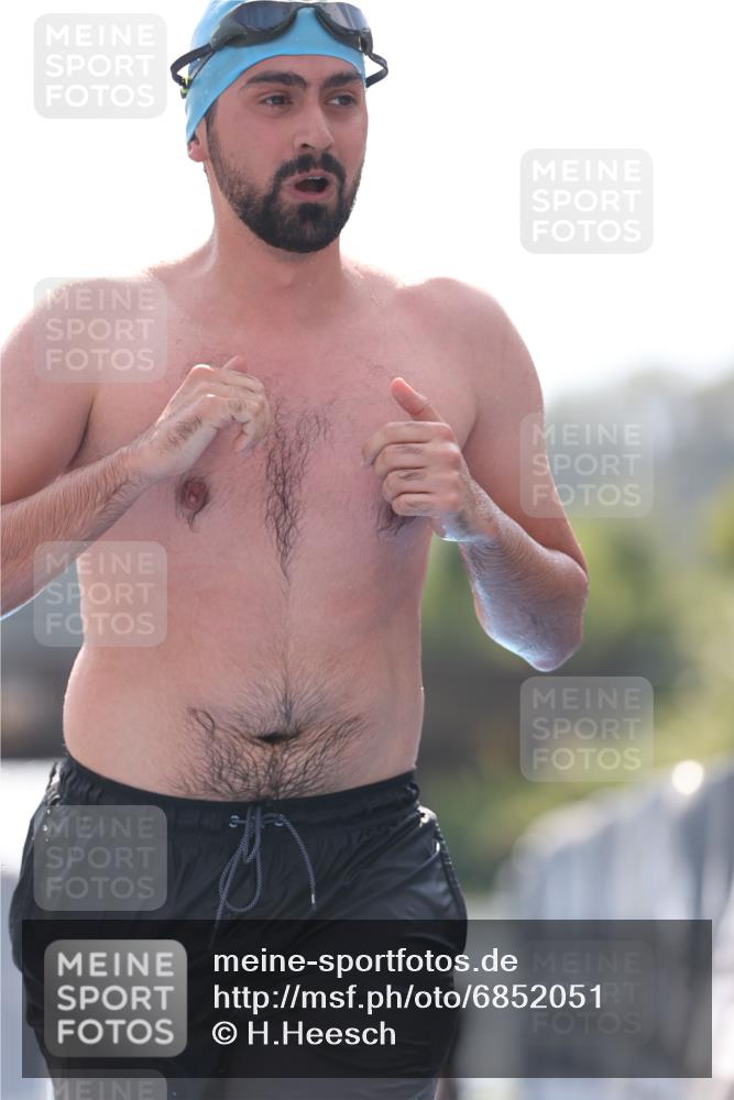 25.08.2024 - Elbe Triathlon Hamburg H.Heesch http://msf.ph/oto/6852051 25.08.2024 15:27:33 Schwimmen  meine-sportfotos.de