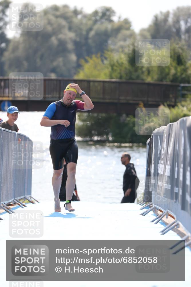 25.08.2024 - Elbe Triathlon Hamburg H.Heesch http://msf.ph/oto/6852058 25.08.2024 15:28:07 Schwimmen  meine-sportfotos.de