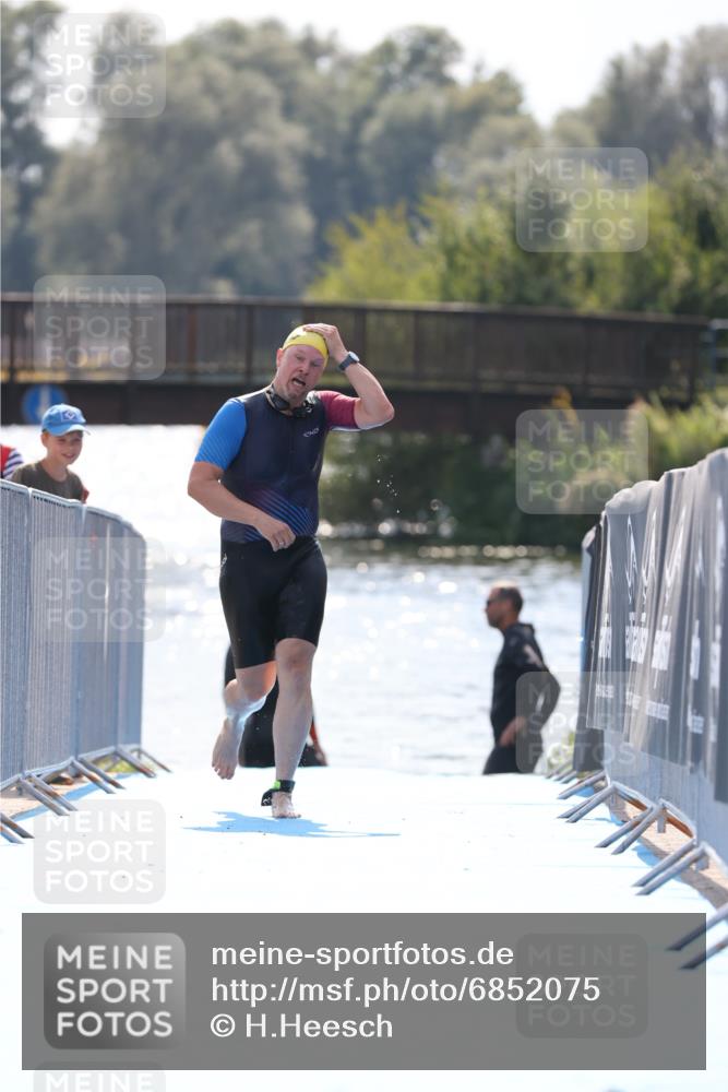25.08.2024 - Elbe Triathlon Hamburg H.Heesch http://msf.ph/oto/6852075 25.08.2024 15:28:07 Schwimmen  meine-sportfotos.de