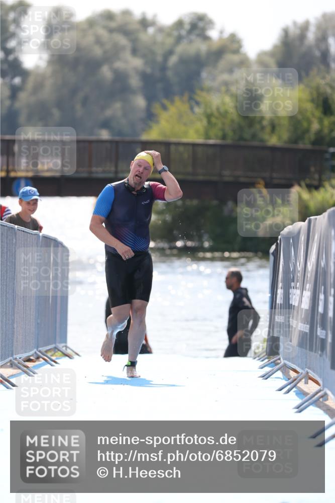 25.08.2024 - Elbe Triathlon Hamburg H.Heesch http://msf.ph/oto/6852079 25.08.2024 15:28:07 Schwimmen  meine-sportfotos.de