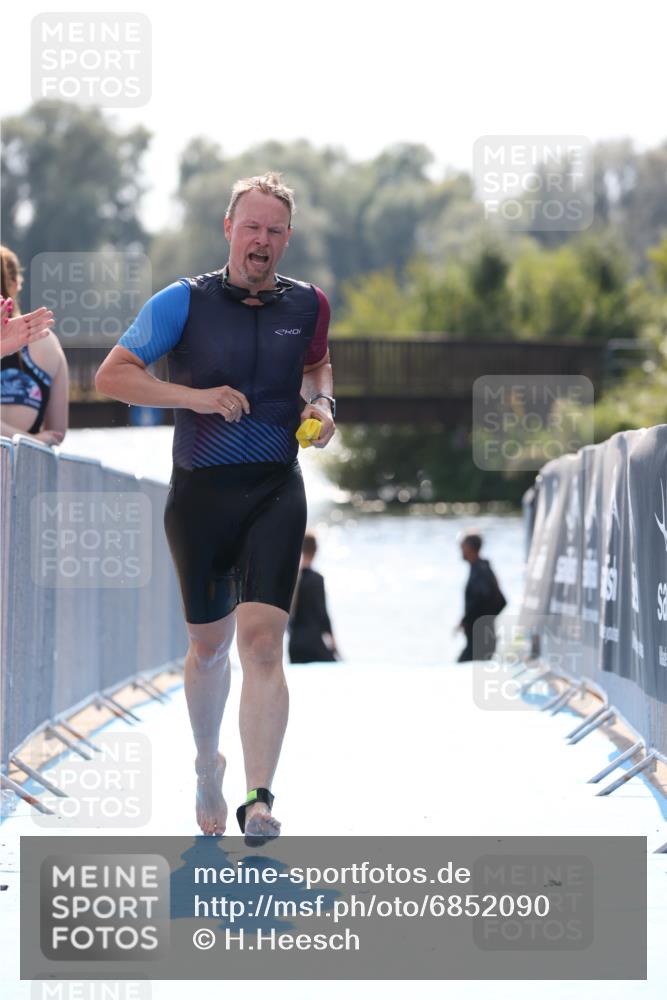 25.08.2024 - Elbe Triathlon Hamburg H.Heesch http://msf.ph/oto/6852090 25.08.2024 15:28:10 Schwimmen  meine-sportfotos.de
