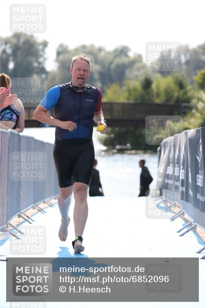 25.08.2024 - Elbe Triathlon Hamburg H.Heesch http://msf.ph/oto/6852096 25.08.2024 15:28:10 Schwimmen  meine-sportfotos.de
