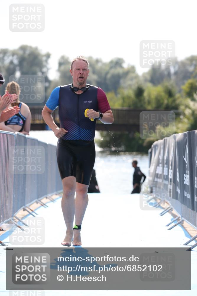 25.08.2024 - Elbe Triathlon Hamburg H.Heesch http://msf.ph/oto/6852102 25.08.2024 15:28:11 Schwimmen  meine-sportfotos.de