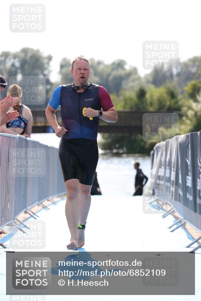 25.08.2024 - Elbe Triathlon Hamburg H.Heesch http://msf.ph/oto/6852109 25.08.2024 15:28:11 Schwimmen  meine-sportfotos.de