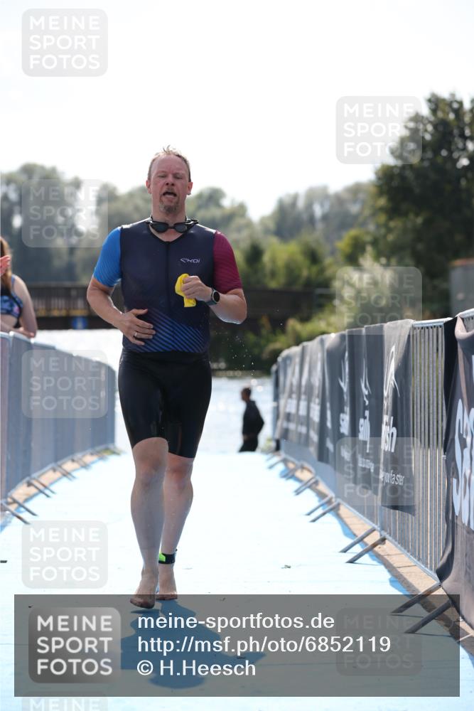 25.08.2024 - Elbe Triathlon Hamburg H.Heesch http://msf.ph/oto/6852119 25.08.2024 15:28:11 Schwimmen  meine-sportfotos.de